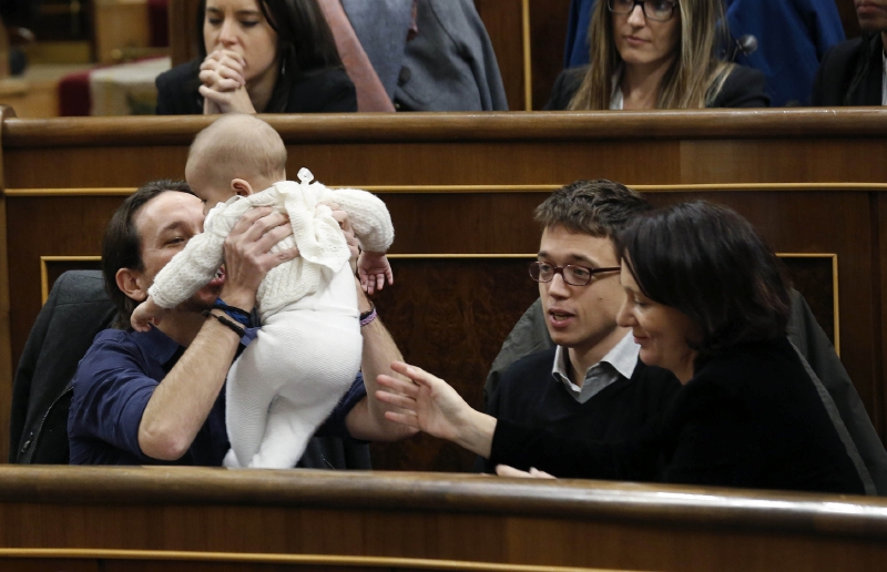 Malý Diego v rukou šéfa Podemos Pabla Iglesiase.
