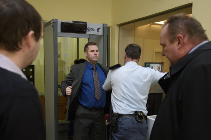 Policejní důstojník Karel Kadlec přichází na jednání u Obvodního soudu pro Prahu 2, který projednával jeho kauzu.