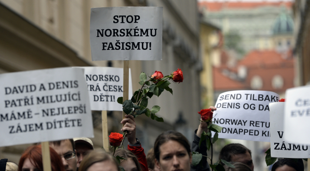 Pochod v Praze proti údajné šikaně norských úřadů. Pochod v Praze proti údajné šikaně norských úřadů.