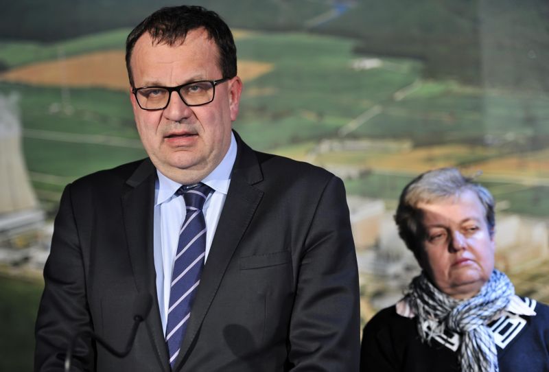 Ministr průmysl a obchodu Jan Mládek (na snímku s ředitelkou Státního úřadu pro jadernou bezpečnost Danou Drábovou). Ministr průmysl a obchodu Jan Mládek (na snímku s ředitelkou Státního úřadu pro jadernou bezpečnost Danou Drábovou).