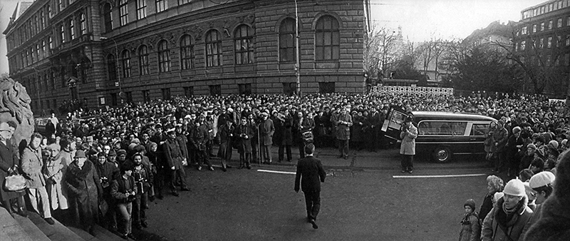 Lidé se loučí s básníkem u Rudolfina. Z knihy Zpráva o pohřbu básníka Jaroslava Seiferta ve fotografiích Jaroslava Krejčího, Praha 1995. 