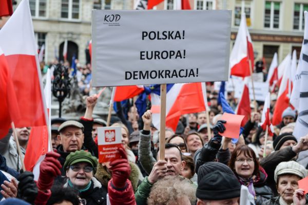 Polská premiérka Ewa Szydlowá je přesvědčená, že její zemi sankce od Evropské unie vůbec nehrozí.
