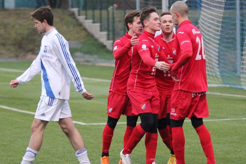 Fotbalisté Baníku Ostrava (v červeném). Fotbalisté Baníku Ostrava (v červeném).