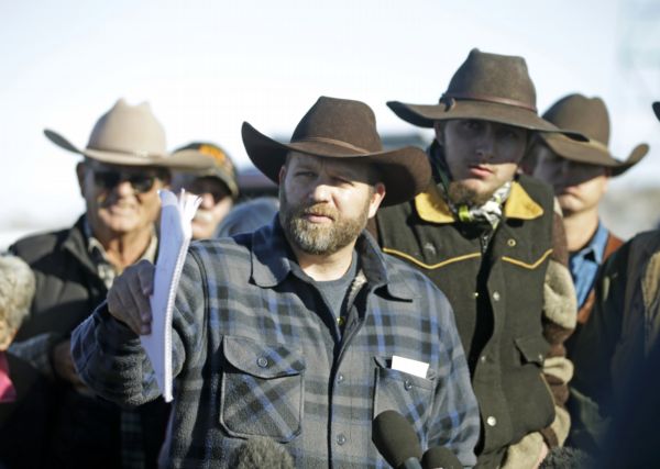 Vůdce ozbrojených farmářů Ammon Bundy při projevu. Vůdce ozbrojených farmářů Ammon Bundy při projevu.