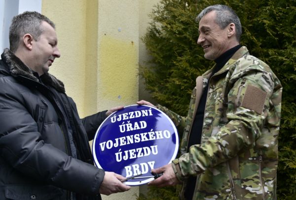 Ministr obrany Martin Stropnický symbolicky předává Brdy.
