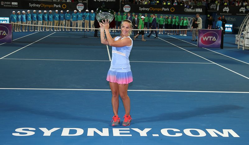 Ruská tenistka Světlana Kuzněcovová vyhrála turnaj v Sydney a slaví 16. titul v kariéře. V pátek nejprve v semifinálové dohrávce zdolala nasazenou jedničku Rumunku Simonu Halepovou, ve finále pak nedala šanci Monice Puigové z Portorikase.