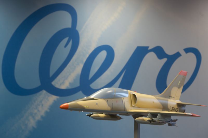 Na snímku je model nové generace cvičného proudového letounu L39 s označením L39NG.