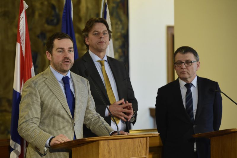 Zleva nizozemský ministr pro migraci Klaas Dijkhoff, nizozemský ministr zahraničních věcí Bert Koenders a jeho český protějšek Lubomír Zaorálek na tiskové konferenci po společném jednání.