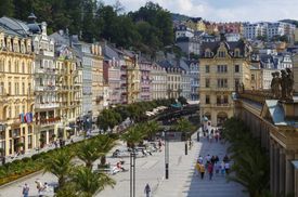 Pohled na lázeňské město Karlovy vary z Mlýnské kolonády.