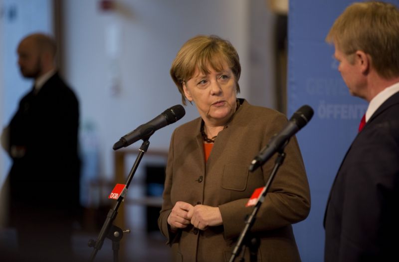 Angela Merkelová čelí kritice ze všech stran.