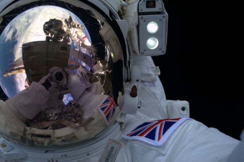 Selfie britského kosmonauta. Selfie britského kosmonauta.
