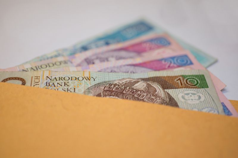 Polský zlotý se v pátek v reakci na rozhodnutí S&P propadl na čtyřleté minimum vůči euru.
