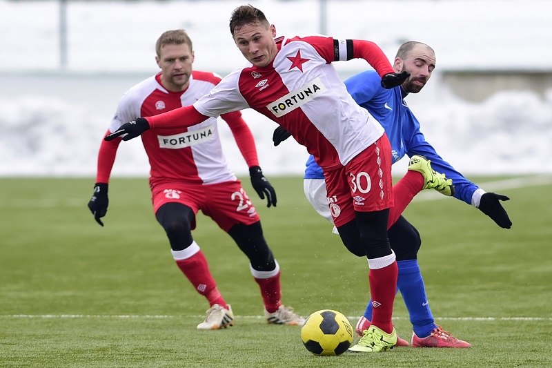  Zleva Karel Piták, Jan Bořil (oba Slavia) a Daniel Tarczal z Vlašimi.