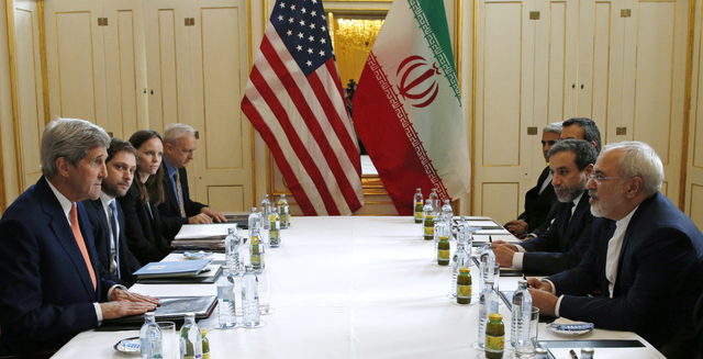Americký ministr zahraničí John Kerry (vlevo) a jeho íránský protějšek Mohammad Džavád Zaríf (vpravo) na jednání ne Vídni.