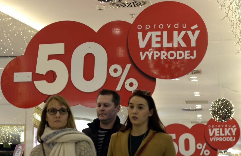 Povánoční výprodej navštívilo jako každý rok velké množství lidí (ilustrační foto).