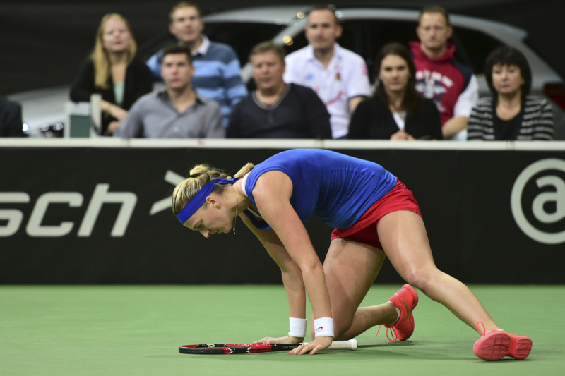 NA KOLENOU. Petra Kvitová nedohrála v letošní sezoně ani jeden zápas. Co předvede na Australian Open?