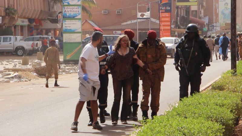 Nejvíce obětí teroristického útoku v Ouagadougou tvoří humanitární pracovníci.
