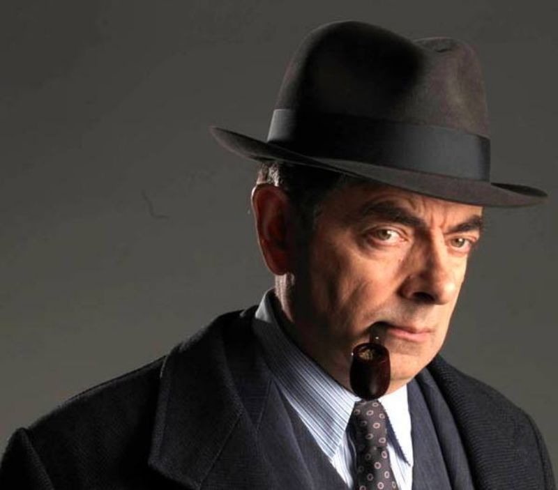 Rowan Atkinson jako komisař Maigret. Rowan Atkinson jako komisař Maigret.