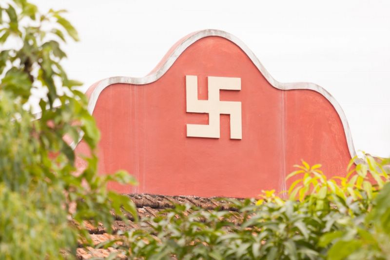 Symbol svastiky, který v Japonsku označuje náboženské svatyně, mate návštěvníky.