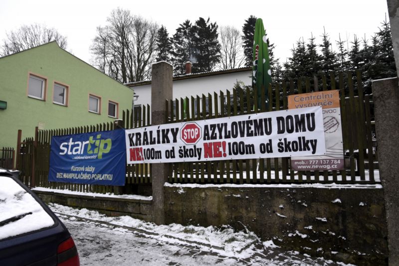 Obyvatelé všemožně protestují proti vytvořitení azylového centra pro uprchlíky v areálu bývalého výchovného ústavu a dětského domova v Králíkách na Orlickoústecku. Obyvatelé všemožně protestují proti vytvořitení azylového centra pro uprchlíky v areálu bývalého výchovného ústavu a dětského domova v Králíkách na Orlickoústecku.