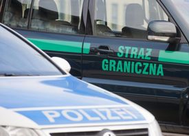 Německý policejní hlídkový vůz (vlevo) a hlídkový vůz polské pohraniční stráže.