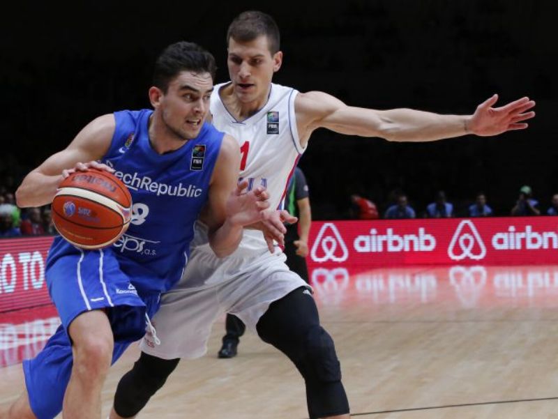Tomáš Satoranský (v modrém), opora české reprezentace.