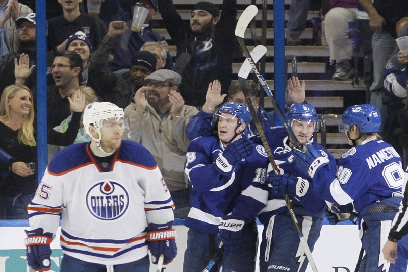Hokejový útočník Ondřej Palát se v úterním utkání NHL podílel gólem a asistencí na výhře Tampy Bay 6:4 nad Edmontonem a byl vyhlášen největší hvězdou zápasu.