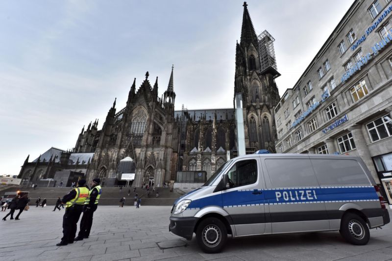 Policejní hlídka na náměstí v Kolíně nad Rýnem. Policejní hlídka na náměstí v Kolíně nad Rýnem.