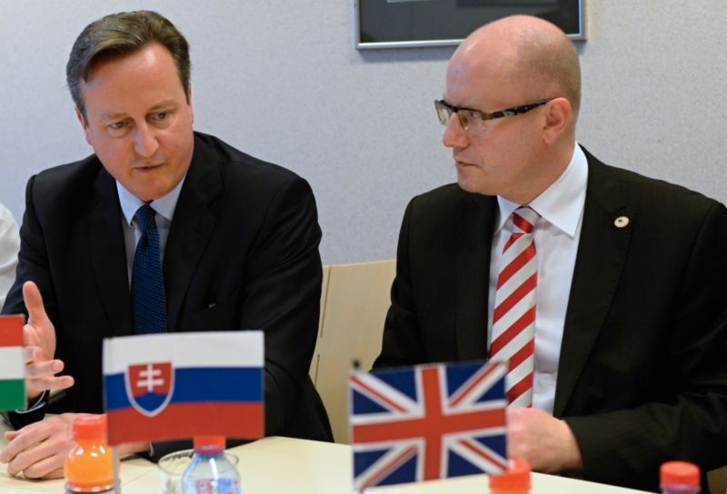 Britský premiér David Cameron (vlevo) na koordinační schůzce zemí Visegrádské skupiny v prosinci loňského roku. Vpravo je jeho český protějšek Bohuslav Sobotka. Britský premiér David Cameron (vlevo) na koordinační schůzce zemí Visegrádské skupiny v prosinci loňského roku. Vpravo je jeho český protějšek Bohuslav Sobotka.