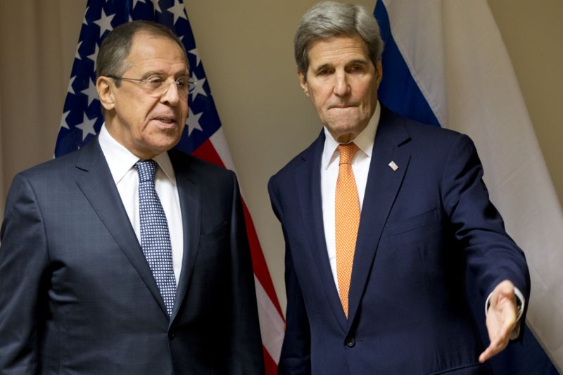 Ruský ministr zahraničí Sergej Lavrov (vlevo) a jeho americký protějšek John Kerry.