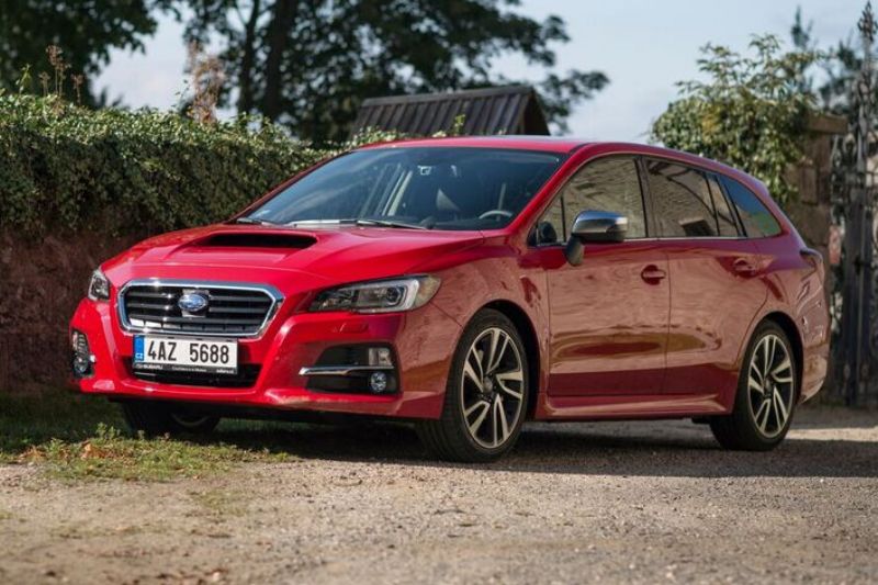 Ač je model Levorg především rodinným kombíkem, exteriérem dává najevo, že mu ani sportovní jízda není cizí.