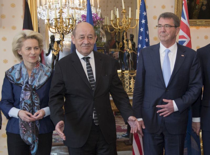 Ministři obrany (zleva) německá ministryně Ursula von der Leyenová, francouzský ministr Jean-Yves Le Drian a jeho americký protějšek Ashton Carter.
