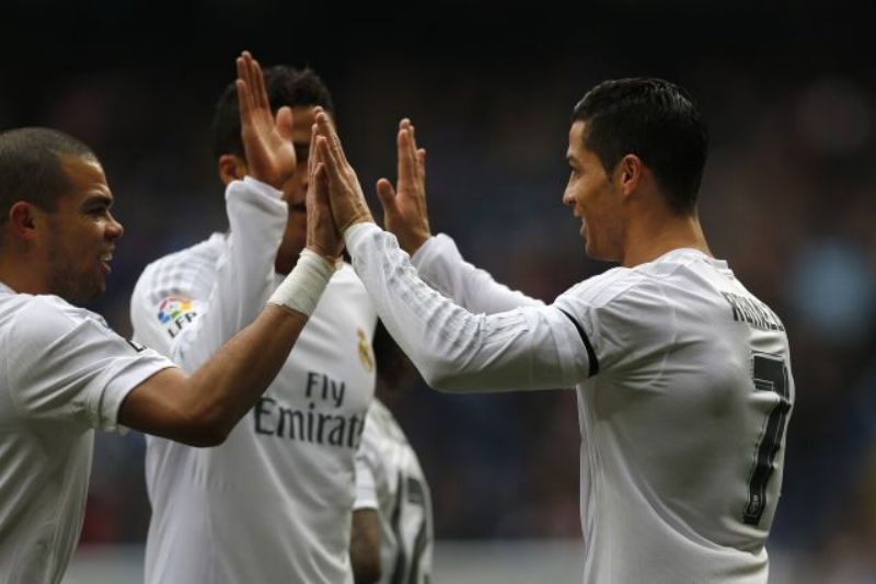 Cristiano Ronaldo se spoluhráči z Realu Madrid.
