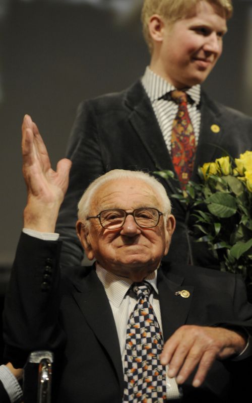 Britský zachránce stovek československých židovských dětí Nicholas Winton zdraví diváky po projekci nového filmu režiséra Mateje Mináče Nickyho rodina.