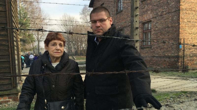 Čtyřiaosmdesátiletá Erika Bezdíčková a redaktor Našich zpráv Martin Hlaváček.