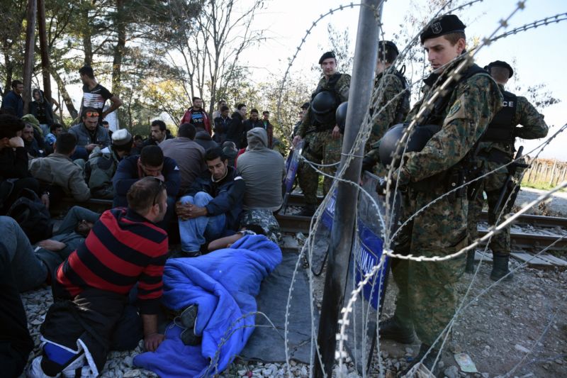 Makedonská policejní stráž střeží hranice své země nedaleko obce Idomeni v severním Řecku. Makedonská policejní stráž střeží hranice své země nedaleko obce Idomeni v severním Řecku.