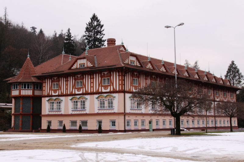 Lázeňský hotel Jurkovičův dům v lázeňském parku v Luhačovicích.