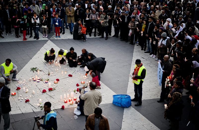 Shromáždí na náměstí Sergels Torg v centru Stockholmu. Lidé si připomínají oběti utonulé u jihoitalského ostrova Lampedusa při přesunu do Evropy.