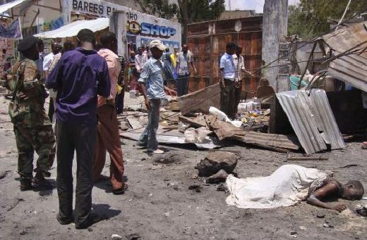 Místo bombového útoku v somálském Mogadišu. Místo bombového útoku v somálském Mogadišu.