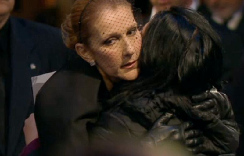 Céline Dion zdrceně přijímala kondolence.