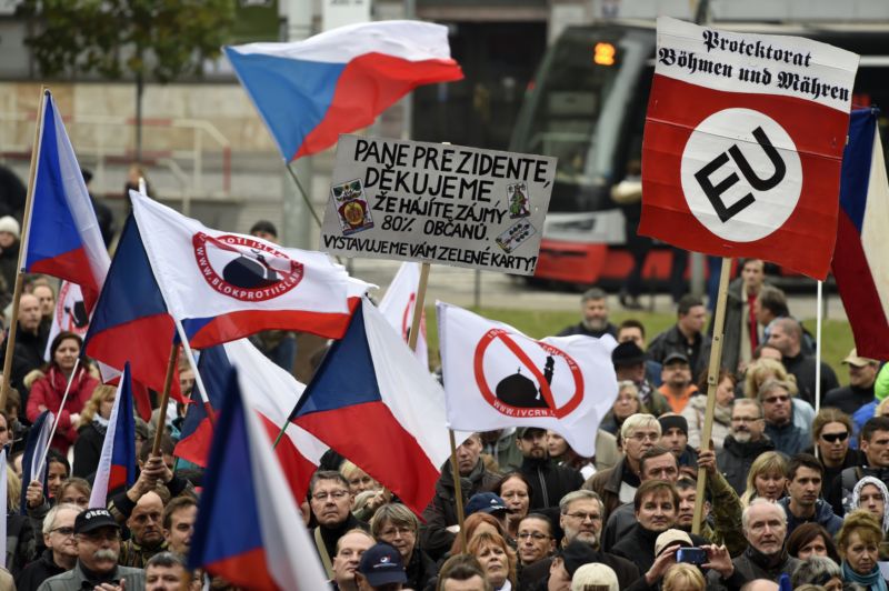 Demonstrace odpůrců EU, migrace a islámu.
