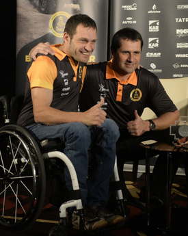PARŤÁCI. Albert Llovera a Jaromír Martinec. Dvě třetiny posádky, která ohromila Dakar.