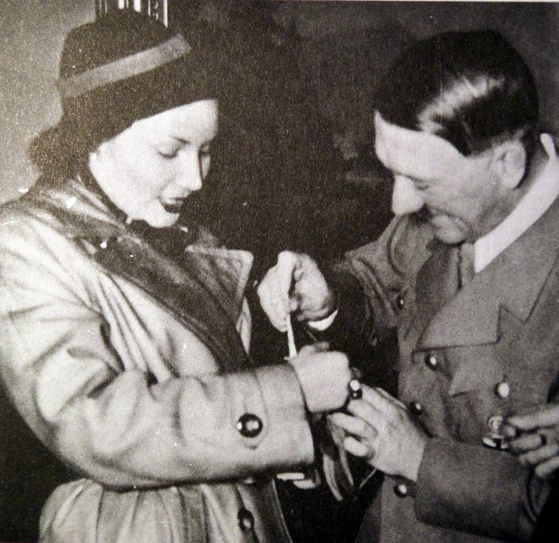 Lída Baarová s Adolfem Hitlerem při zahájení charitativní zimní sbírky, 1937.
