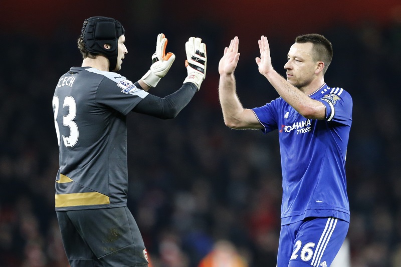 Petr Čech si plácá s již konkurentem Johnem Terrym. 