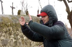 Režisér Jiří Strach připravující záběr do české pohádky Anděl Páně.