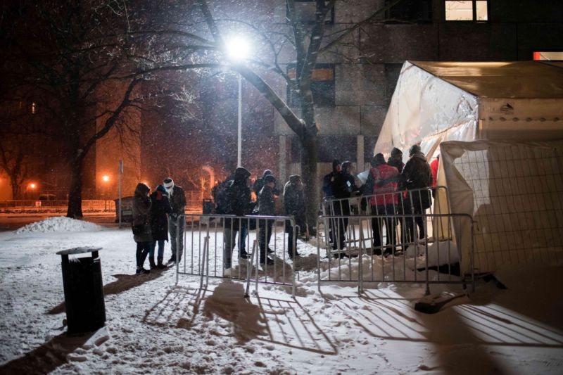 Migranti čekající na registraci před úřadem Lageso.