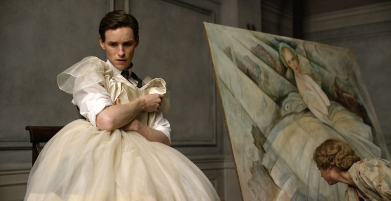 Love Story z dvacátých let minulého století inspirovaná životy dánských umělců Einara Wegenera a jeho ženy Gerdy. V hlavní roli Eddie Redmayne (na snímku). Love Story z dvacátých let minulého století inspirovaná životy dánských umělců Einara Wegenera a jeho ženy Gerdy. V hlavní roli Eddie Redmayne (na snímku).