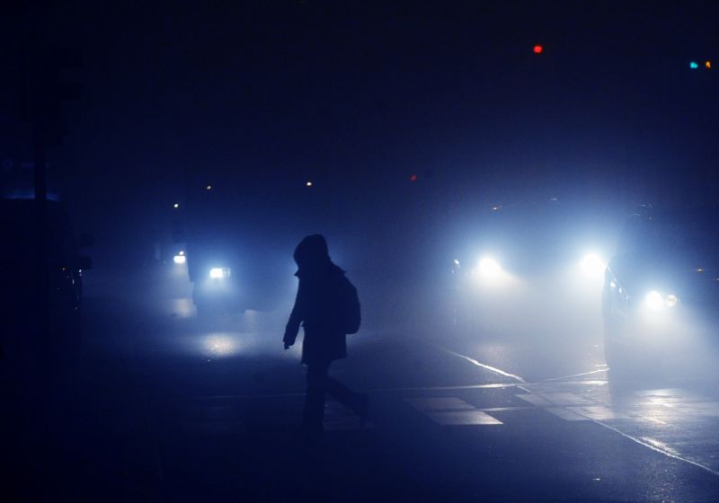 Chodci na silnici mimo obec budou muset mít na sobě reflexní prvky (ilustrační foto).