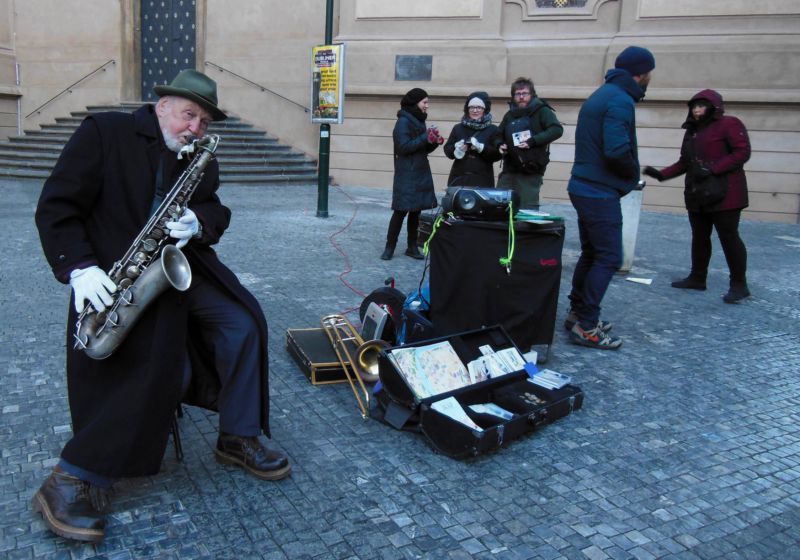 Pražský důchodce hrající na saxofon v centru Prahy...saxofon je jedním z nástrojů, jejichž pouliční využívání bude zakázáno.