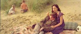 Snímek z životopisného dramatického filmu Teorie všeho (The Theory of everything) o vztahu vědce Stevena Hawkinga a jeho ženy Jane.